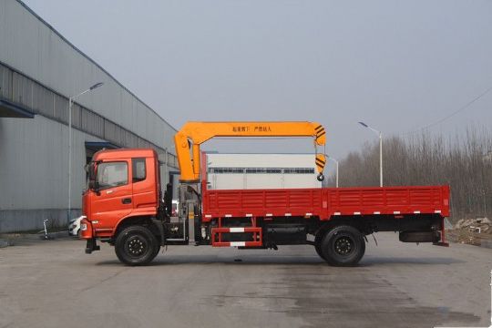 點擊查看詳細(xì)信息<br>標(biāo)題：6.3噸東風(fēng)180馬力隨車吊 閱讀次數(shù)：1625