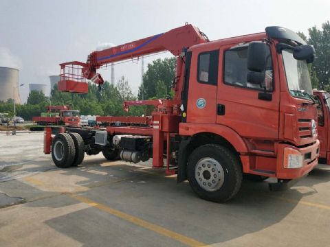 點擊查看詳細(xì)信息<br>標(biāo)題：6.3噸大運(yùn)隨車吊 閱讀次數(shù)：1608